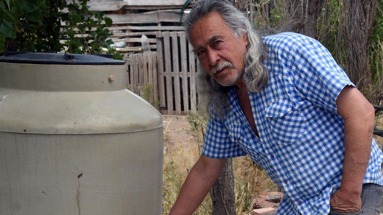 Algunos vecinos acopian agua potable y la cuidan como a un tesoro.
