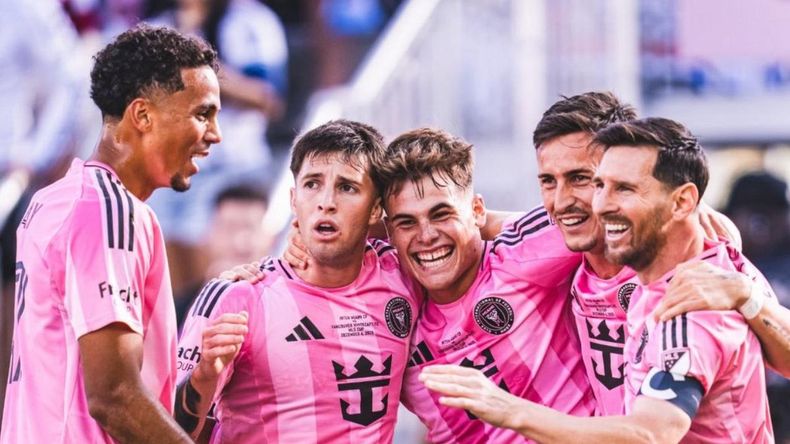 Lionel Messi consiguió el 48° título de su carrera. | LM Neuquen Lionel Messi consiguió el 48° título de su carrera.