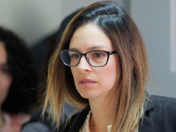 Ocho años atrás atropelló y mató a su novio, ahora está presa por golpear a su marido. Ocho años atrás atropelló y mató a su novio, ahora está presa por golpear a su marido.