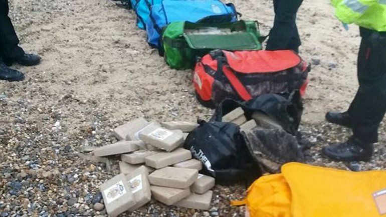 Aparecieron 12 bolsos con cocaína en una playa