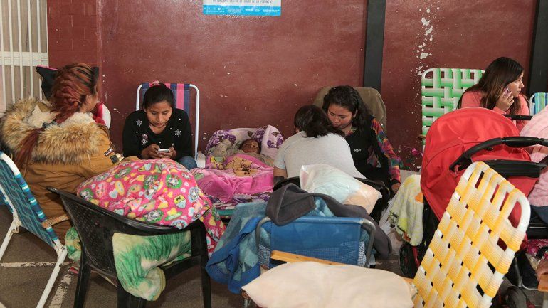 Inscripciones: acampan en el polideportivo en búsqueda de una vacante para sus hijos