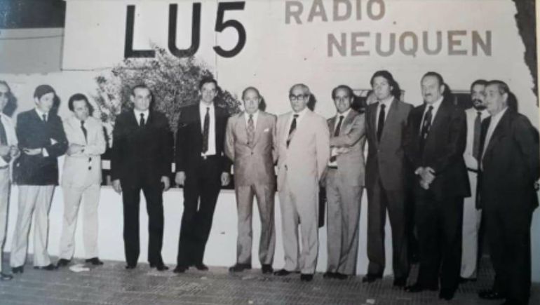 Cucurullo, anteúltimo a la derecha, con otras personalidades de la radio. Foto: gentileza hermana del contador Cucurullo.