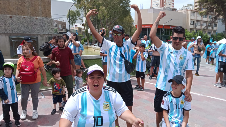 ¡Ilusionados! Cómo se vive la gran final en las calles de Neuquén