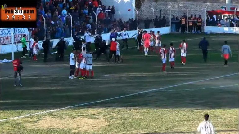 Recibieron un gol, agredieron al árbitro y se fueron de la cancha