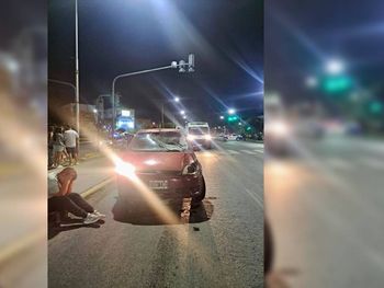El conductor del Ford Fiesta de 33 años dio alcoholemia positiva de 0,13 g/l de sangre. Quedó conmocionado.