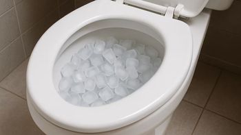 Tirar hielo en el inodoro una vez por semana: ¿por qué lo recomiendan? Tirar hielo en el inodoro una vez por semana: ¿por qué lo recomiendan?