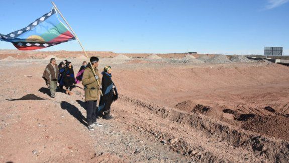 Mapuches denuncian piletas cloacales y bloquean las obras