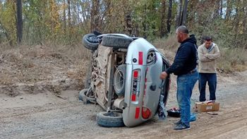 Vuelco en Plottier: un vehículo quedó apoyado sobre su lateral en una calle de tierra Vuelco en Plottier: un vehículo quedó apoyado sobre su lateral en una calle de tierra