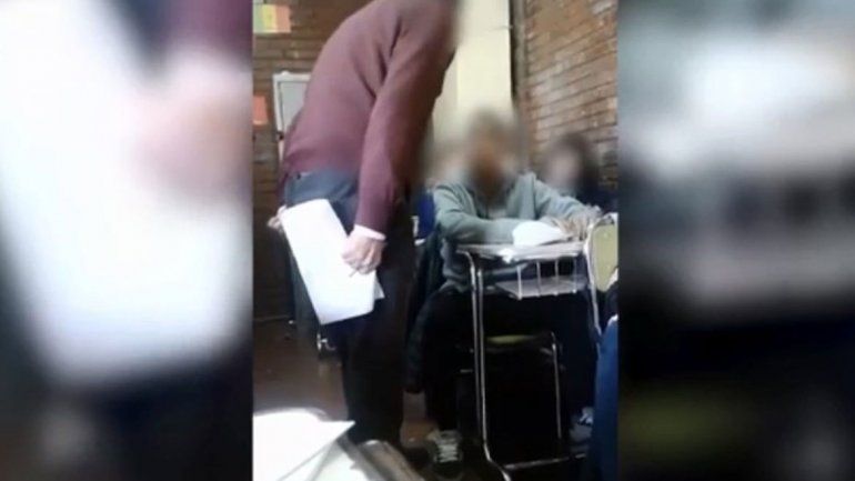 El video muestra claramente cómo el profesor agrede al adolescente.