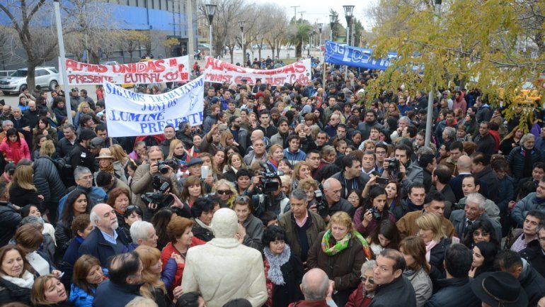 Muchos. &nbsp;Nutrido acto en el centro.