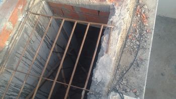 La reja en el techo del autoservicio de Trelew que rompieron los boqueteros para entrar. La reja en el techo del autoservicio de Trelew que rompieron los boqueteros para entrar.