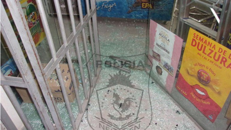 Atraparon a dos jóvenes cuando robaban un kiosco