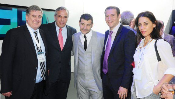 Sapag y su sucesor, Gutiérrez, posaron para la foto con Galuccio, Nicola y la senadora Crexell, ayer en la Oil & Gas.