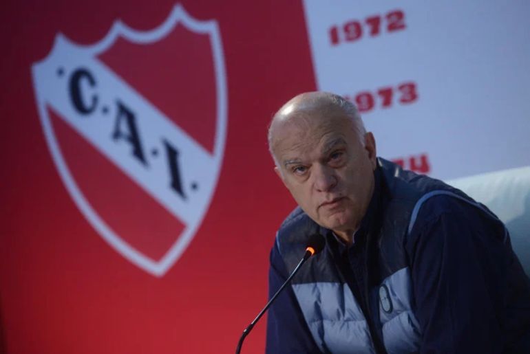 Nestor Grindetti es el presidente de Independiente. 