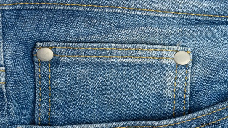 Los botones metálicos no es por moda