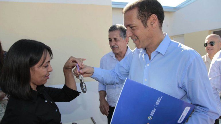 El gobernador Omar Gutiérrez entregando las llaves de la vivienda a una de las adjudicatarias de Barrancas.&nbsp;