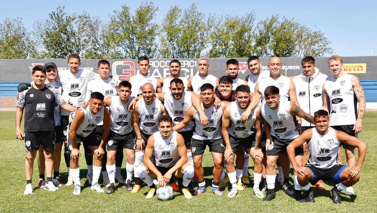 El plantel de Cipolletti en el estadio de Monte Maíz. Fotos: Luis Amaolo 