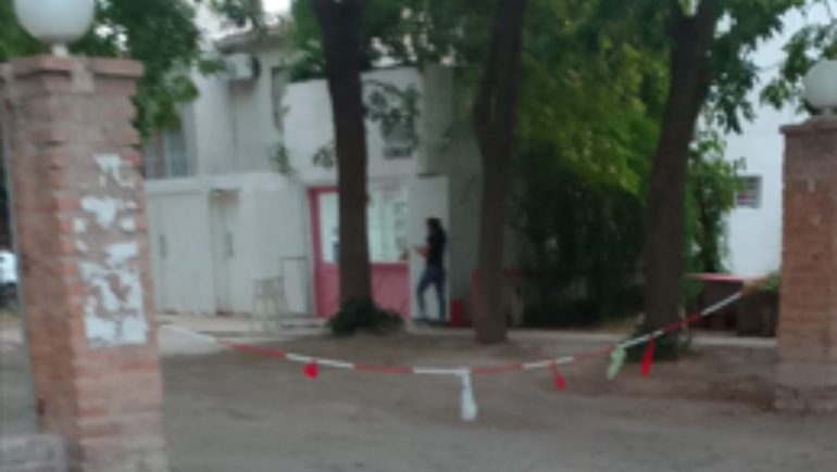 Vale todo: estacionan sobre jardines y garajes privados para ir a la Confluencia