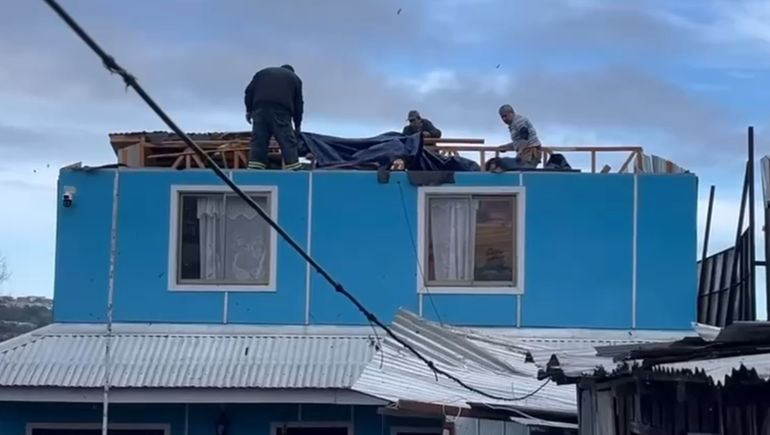 Los damnificados intentan arreglar los techos para volver a sus casas. Los damnificados intentan arreglar los techos para volver a sus casas.