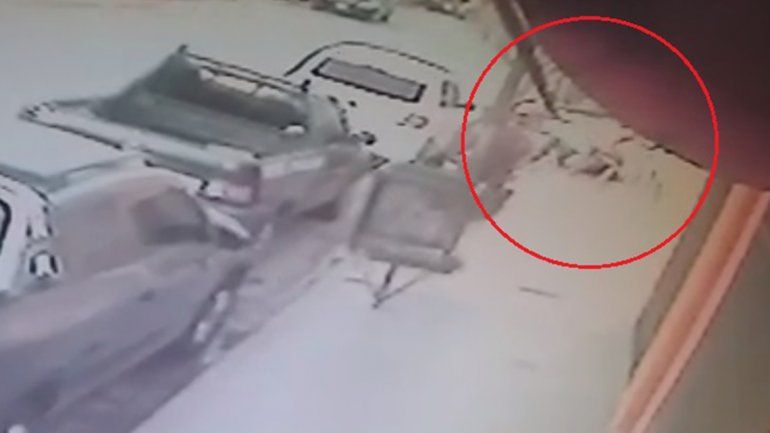 Caso Tinder: el joven se subió al techo a contar su versión y le gritó a un vecino a vos te la tengo jurada