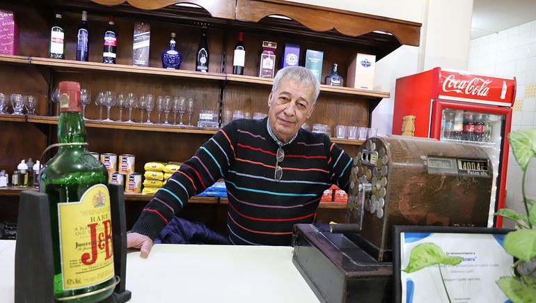 Horacio Ferrandi contó lo que significó estar al frente de una de la las confiterías inigualable que tuvo Neuquén. “La Barca en sus inicio era chiquito, no sé si llagábamos a tener 15 mesas