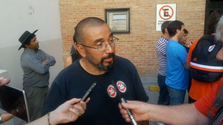 Marillán culpó a la directora por la mugre en una escuela
