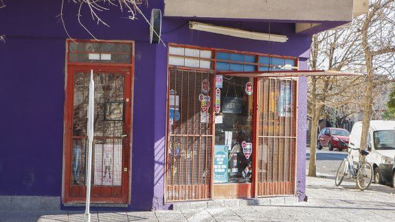 Una vendedora sacó a golpes a un ladrón armado: solo se llevó un celular