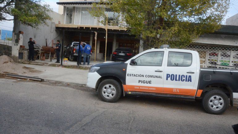 Ayer durante el procedimiento conjunto que hicieron la Policía bonaerense y la neuquina en la casa de los gitanos.