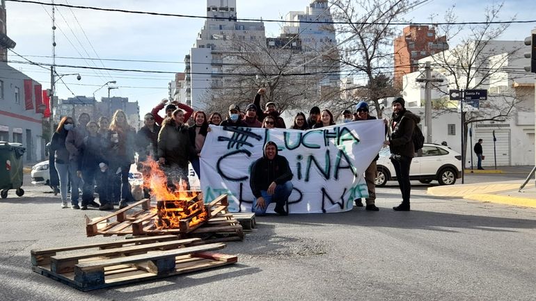 Castro Rendón: paro y corte de calle por maltrato a cocineras