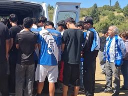 El desconsuelo de sus compañeros de equipo en la dramática despedida a Tomás. El desconsuelo de sus compañeros de equipo en la dramática despedida a Tomás.