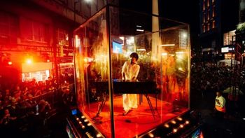 El trapero chubutense durante el show que dio el 24 de enero en la porteña Avenida Corrientes, ante unas 3.000 personas. El trapero chubutense durante el show que dio el 24 de enero en la porteña Avenida Corrientes, ante unas 3.000 personas.