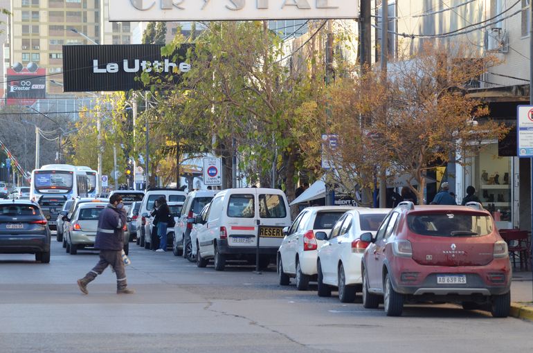 El drama de estacionar en Neuquén: los concejales revisan 350 espacios reservados en el centro