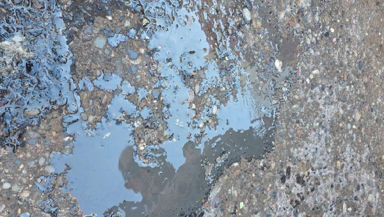 El sistema de claocas de Centenario despidió nafta y aceites durante un procedimiento de desobturación. El sistema de claocas de Centenario despidió nafta y aceites durante un procedimiento de desobturación.