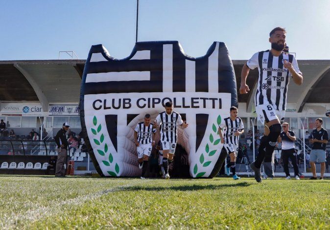 El ingreso de Cipo a su cancha renovada (Foto Anah&iacute; Cardena)