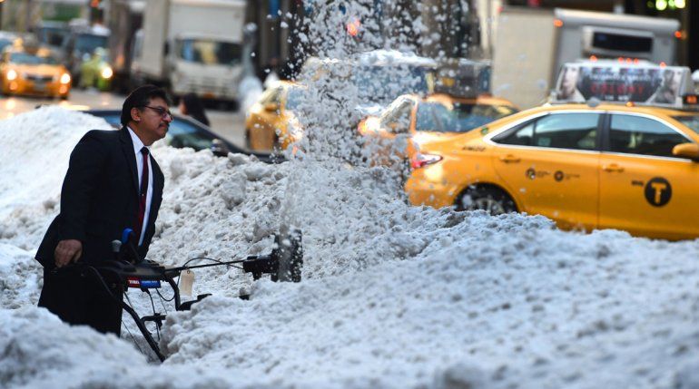 La acumulación de nieve en Nueva York llegó a los 67 centímetros.