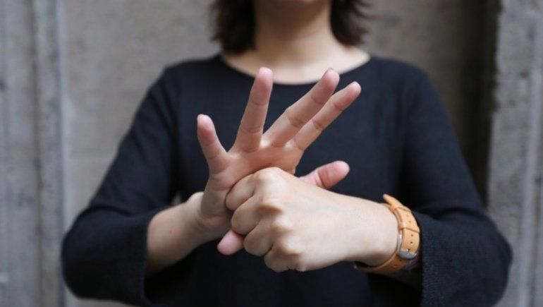Twitter: mujer policía explica a abuelita sobre vacunación en lenguaje de señas