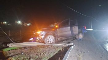 Violento choque en Centenario: una camioneta despistó y terminó contra un poste Violento choque en Centenario: una camioneta despistó y terminó contra un poste