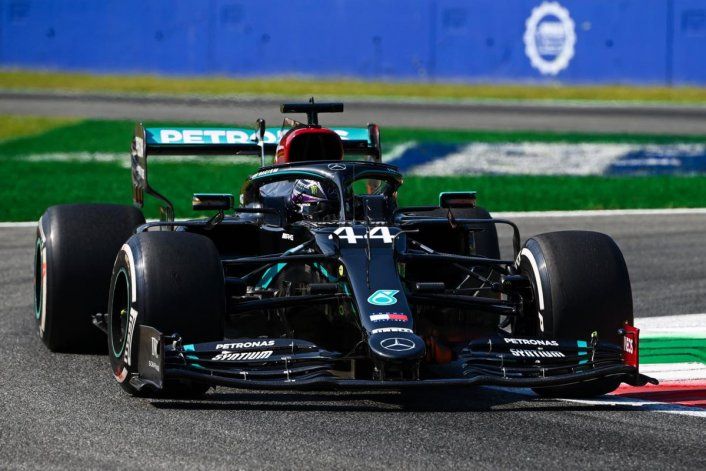 Lewis Hamilton domin&oacute; el viernes de la F&oacute;rmula 1 en el Gran Premio de Italia al quedarse con lo mejor del segundo entrenamiento libre.