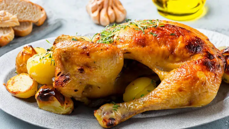 Los dos hombres se llevaron los dos pollitos con papas sin pagar. Pero los pescó la policía. El comerciante no los quiso acusar.&nbsp;