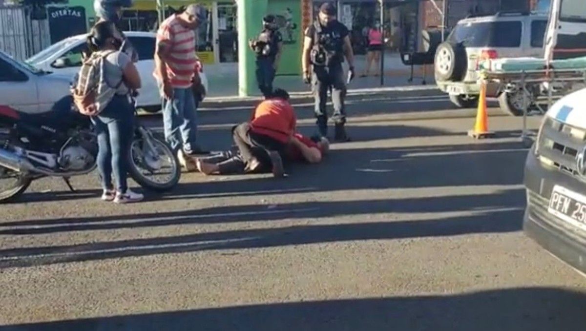 Intentó cruzar la calle Fava y una moto la atropelló: fue derivada al Castro Rendón