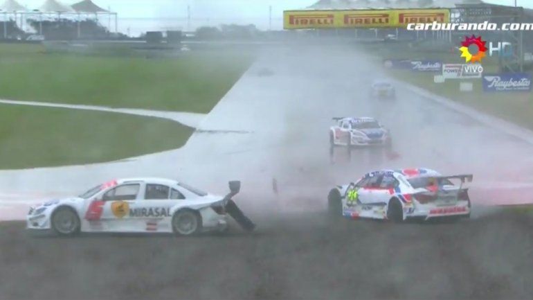 Camilo se despistó por la lluvia y terminó afuera