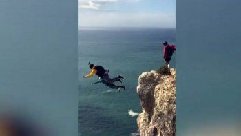 Salto base: falló su paracaídas  y se estrelló contra el suelo