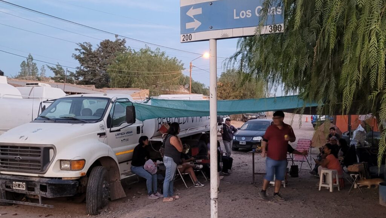 Sigue el piquete por la falta de agua en Centenario