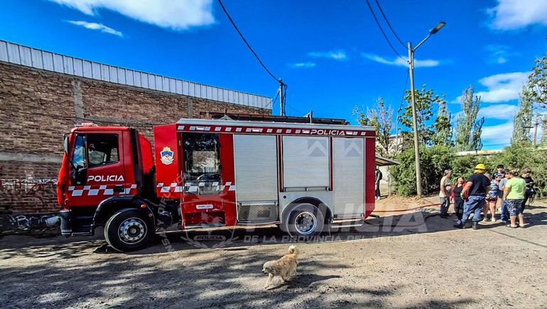 Bomberos del Cuartel Central acudieron a una vivienda del bajo neuquino donde hubo una explosión por fuga de gas de una garrafa.