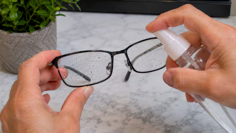 El truco del vinagre para dejar tus anteojos impecables sin rayarlos