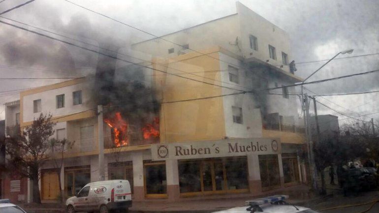 Bomberos combaten un voraz incendio en un departamento en el Bajo de la ciudad