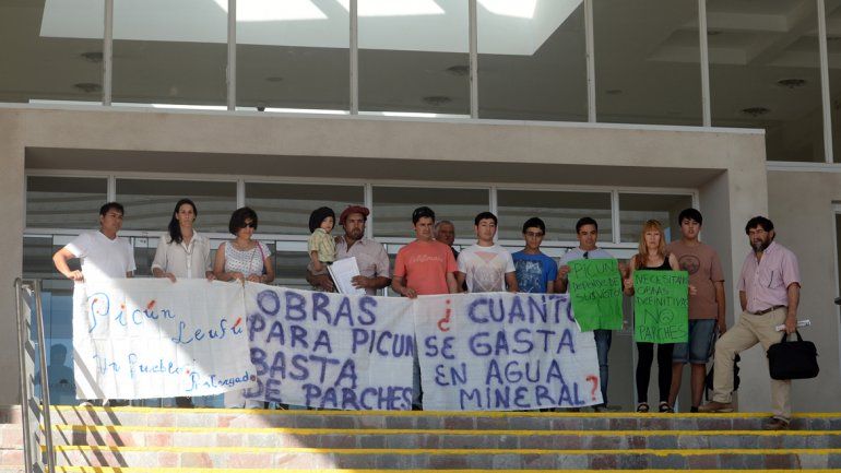 Vecinos de Picún Leufú llevaron su reclamo a la Legislatura