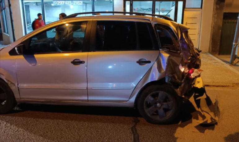 Así quedó la Volkswagen Suran en la que iba un bebé de 3 meses luego de ser embestida desde atrás por el sereno del garaje de Comodoro Rivadavia. Así quedó la Volkswagen Suran en la que iba un bebé de 3 meses luego de ser embestida desde atrás por el sereno del garaje de Comodoro Rivadavia.