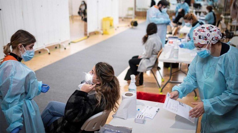 España dice que ya empezó a superar la tercera ola