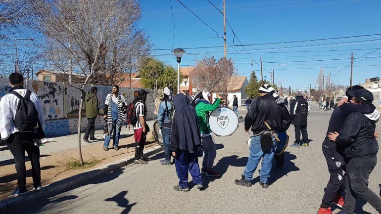 Los hinchas de Cipo copan las calles de Cutral Co